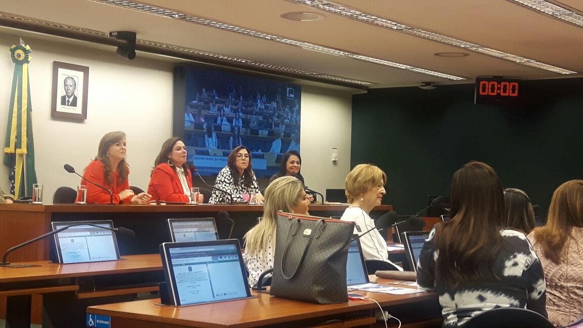 Movimento de mulheres da Confederação Nacional dos Municípios apresenta pauta municipalista na Câmara