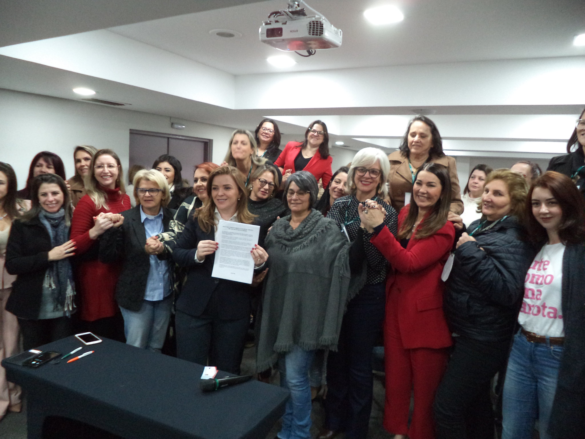 Deputadas e vereadores assinam Pacto no combate à violência contra a mulher
