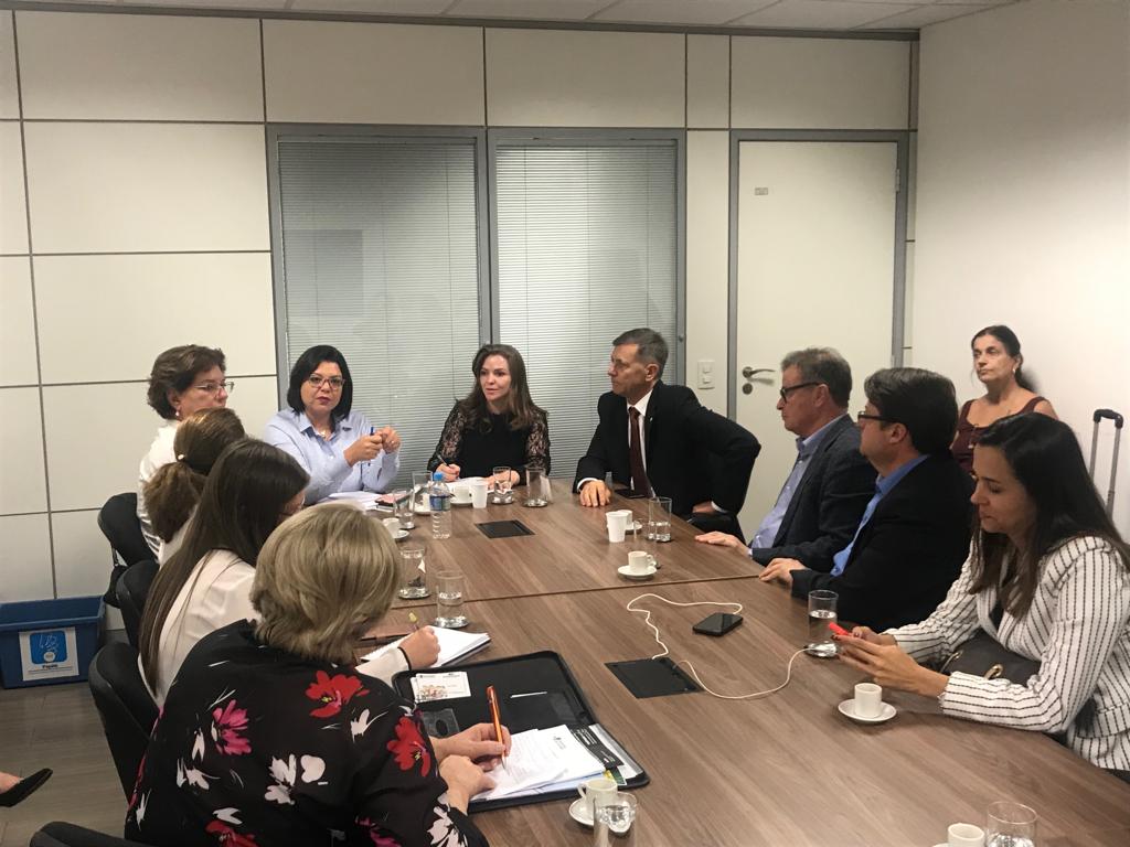Leandre debate a criação de consórcios de assistência social no Brasil