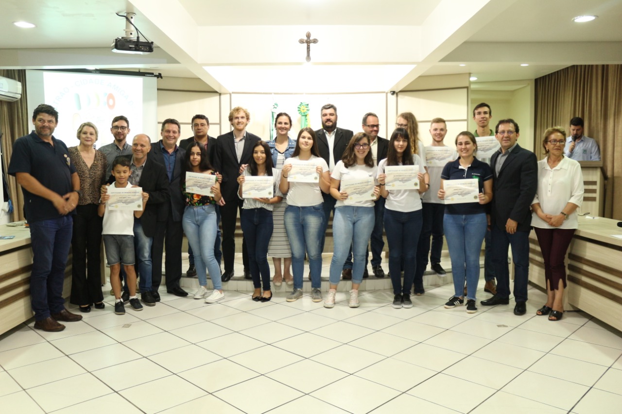 Divulgados os vencedores do concurso de redação e logotipo sobre idosos