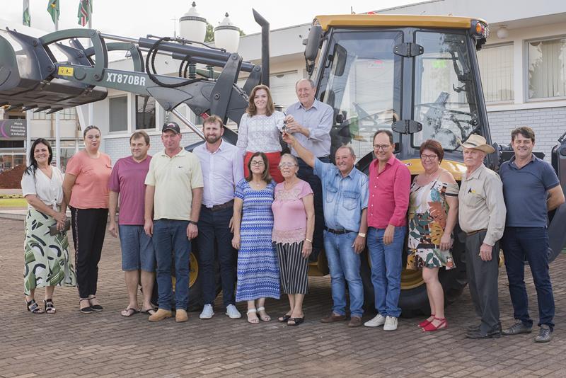 Leandre entrega R$ 1.150.000,00 em máquinas para Capanema, Virmond e Porto Barreiro