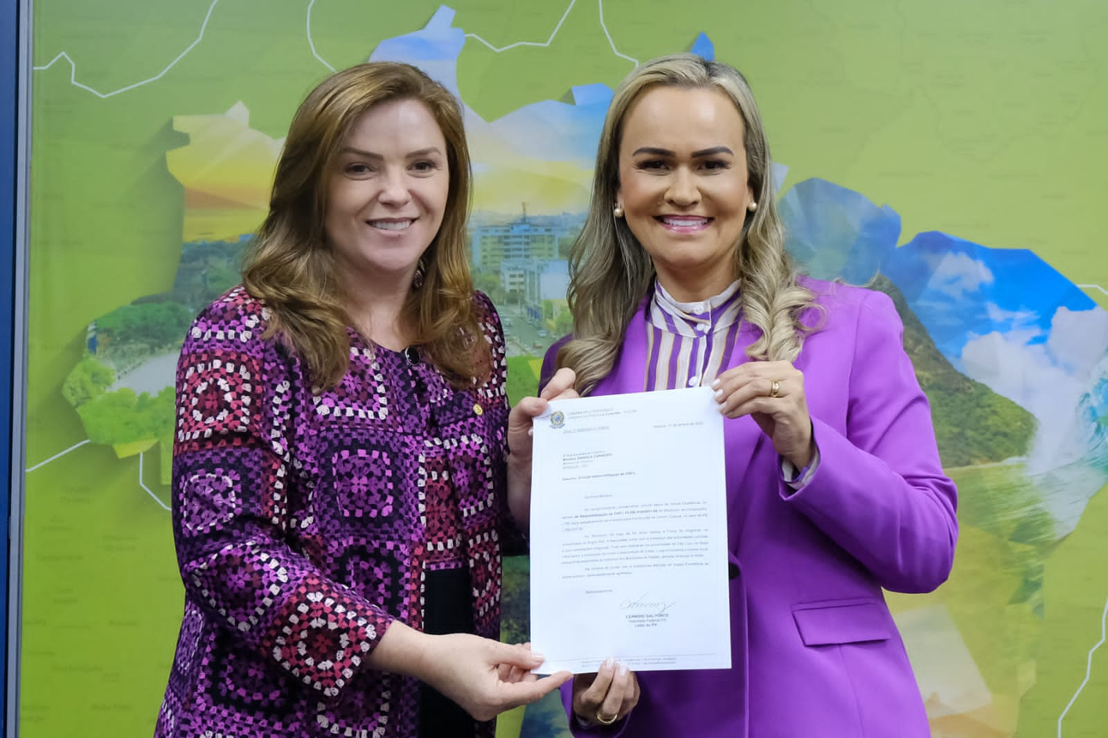 Leandre entrega à ministra pedido para construção de Centro Cultural em Chopinzinho