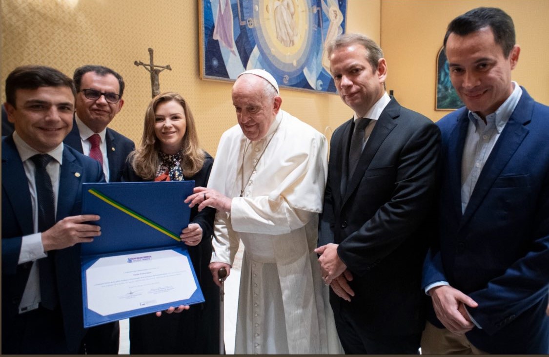 Leandre participa de encontro com Papa Francisco e entrega Prêmio Zilda Arns para o pontífice
