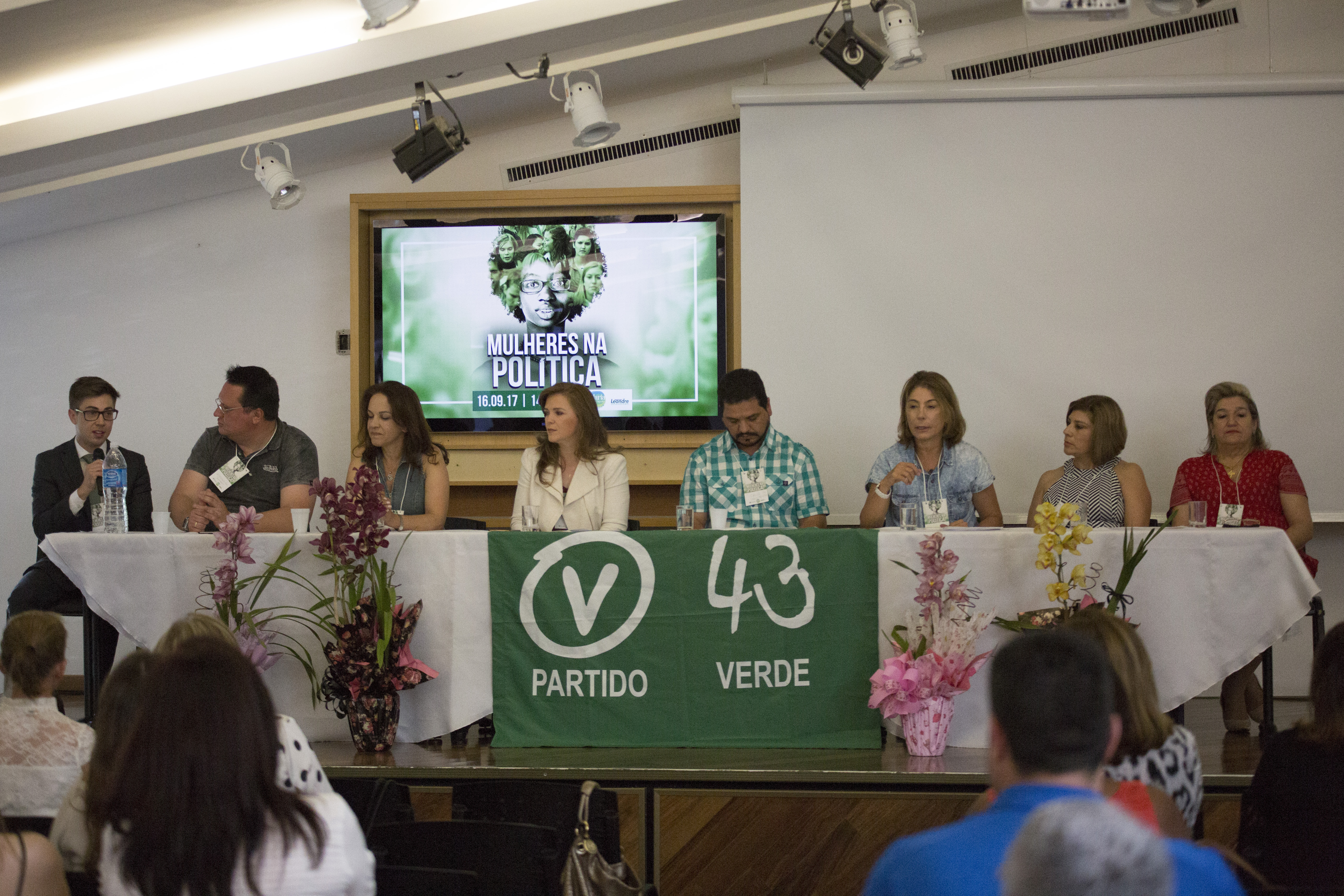 Maior representatividade feminina na política foi tema de encontro em Curitiba